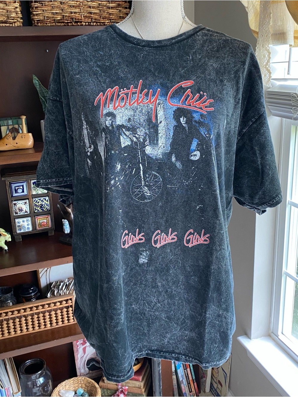 Motley Crew Girls Girls Girls Vintage-Style Black Graphic Tee Large